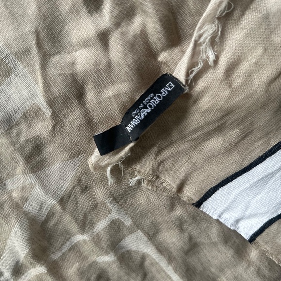 Emporio Armani classic beige scarf - Picture 3 of 3